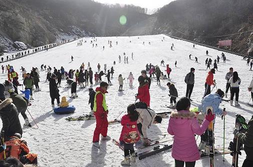 2017-2018冰雪季，我國冰雪旅游人數(shù)達到1.97億人次，冰雪旅游收入約3300億元